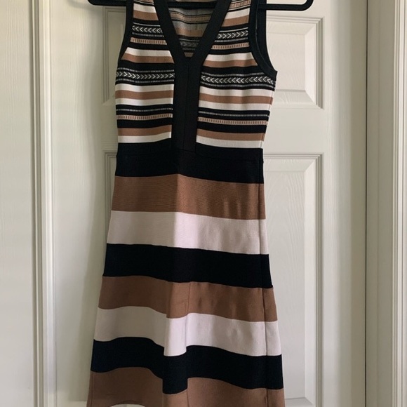 Karen Miller dressing - Picture 3 of 7